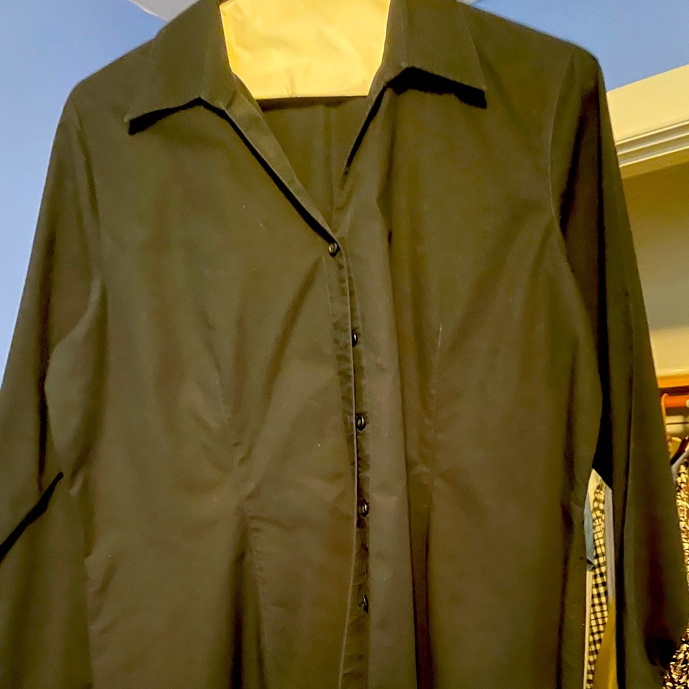 Great Nine West Stretchy button down shirt